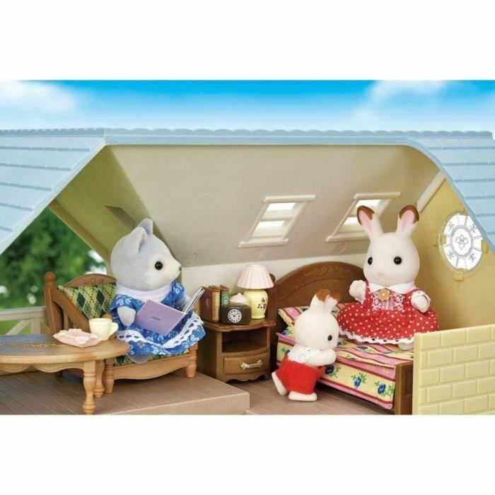 Sylvanian Families SYL5054131056714 La Cabaña con Cofre de Techo Azul Juguete para Niños a partir de 5 Años con Muebles Incluidos 3