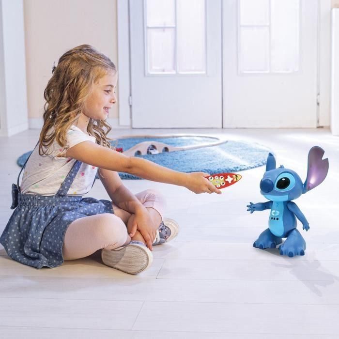 Lexibook Figura Stitch Interactivo Teledirigido, Bilingüe, con la Voz Real de Stitch, Juguete para Niños +3 Años 5