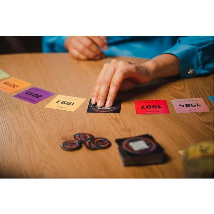 Hitster Juego de Mesa Musical de Grandes Éxitos | Adivina la Música con 308 Cartas y 37 Fichas Comodín | 2 Jugadores, Edad 16+ 5