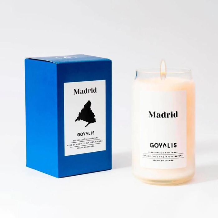Govalis Vela Aromática Madrid 500 gr. Exquisita fragancia con notas de Ámbar, Clavo, Cedro y Sándalo. Perfecta para relajar y decorar tu hogar.