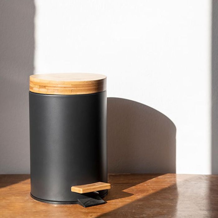 Andrea House Papelera de Baño con Pedal y Cierre Suave, Metal Negro Mate y Tapa de Bambú, Cilíndrica 3 L 1