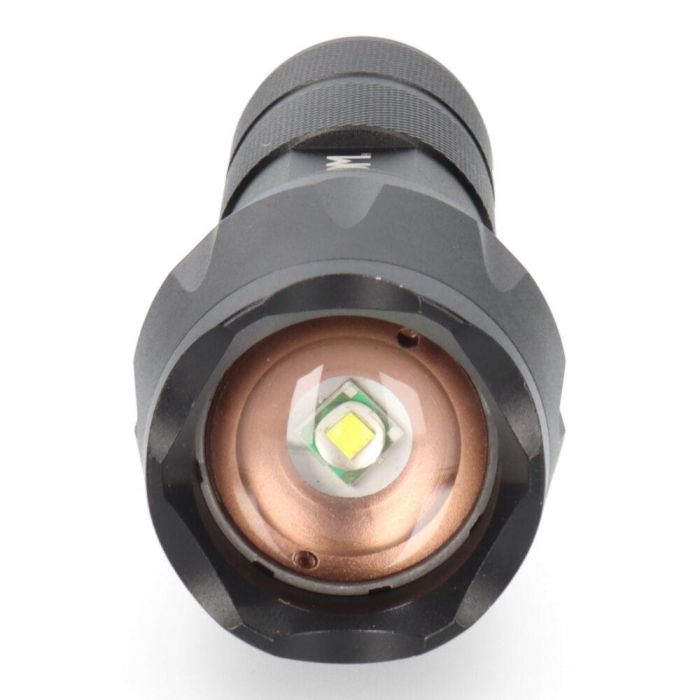 Edm Linterna de aluminio con zoom, 1 LED, 3 modos de luz (140lm/50lm/flash), 3W, 6500K, hasta 5h autonomía, 3xAAA incluidas 3 Edm Linterna de aluminio con zoom, 1 LED, 3 modos de luz (140lm/50lm/flash), 3W, 6500K, hasta 5h autonomía, 3xAAA incluidas 3