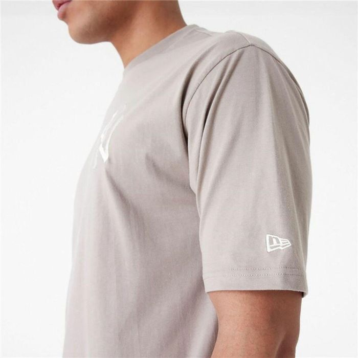 Camiseta de Manga Corta Hombre New Era ESSNTLS LC OS TEE NEYYAN 60435555 Marrón claro (L) 4 Camiseta de Manga Corta Hombre New Era ESSNTLS LC OS TEE NEYYAN 60435555 Marrón claro (L) 4