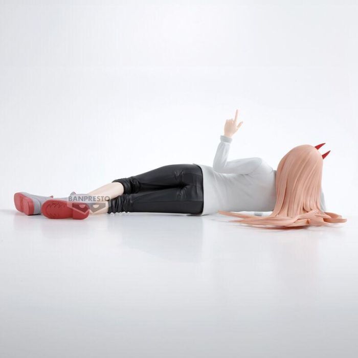 Banpresto Figura Chainsaw Man Power - Personaje reclinado con expresión pícara, 22 cm 4
