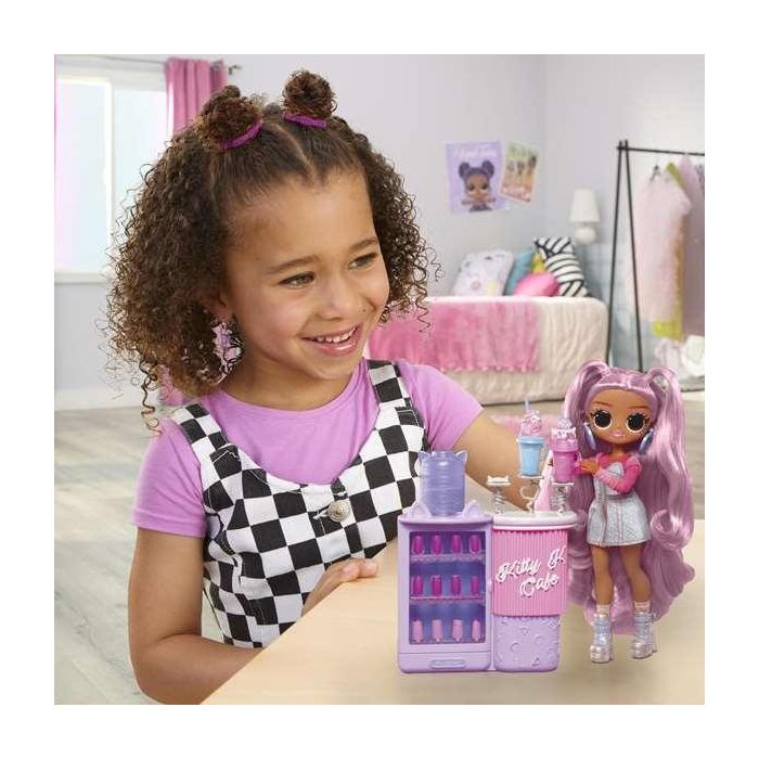 Muñeca l.o.l. surprise omg sweet nails en el café de kitty k 31.75x21.92x26.27 cm 13