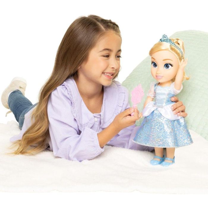 Disney Muñeca Princesa Cenicienta 38cm con Conjunto, Tiara, Zapatos y Cepillo. Fabricada en PVC. 4