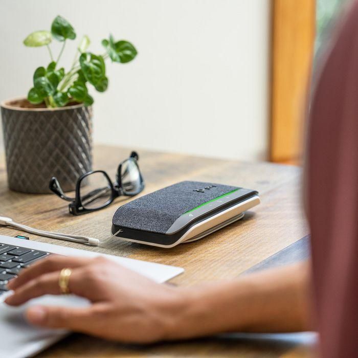 Poly Sync 20 Altavoz Inteligente USB/Bluetooth Portátil para Conferencias y Música con Batería de 20 Horas, Reducción de Ruido 1