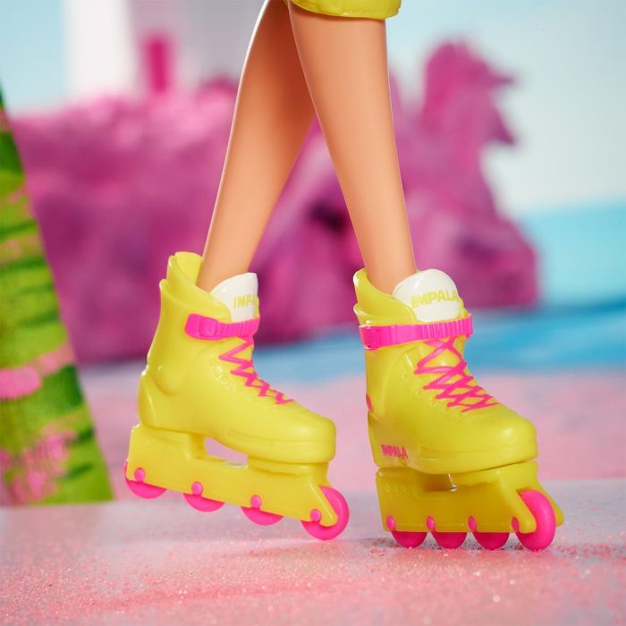 Barbie Hrb04 Muñeca The Movie Coleccionable Patinadora Mallas Multicolor, Visera Rosa y Patines Neón 5