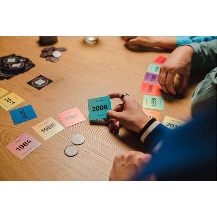 Hitster Juego de Mesa Musical de Grandes Éxitos | Adivina la Música con 308 Cartas y 37 Fichas Comodín | 2 Jugadores, Edad 16+ 6