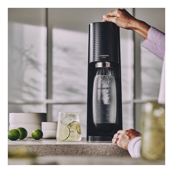 SodaStream Terra, Máquina para hacer agua con gas, color negro, incluye 3 botellas de 1L y cilindro de CO2 para 60L 4