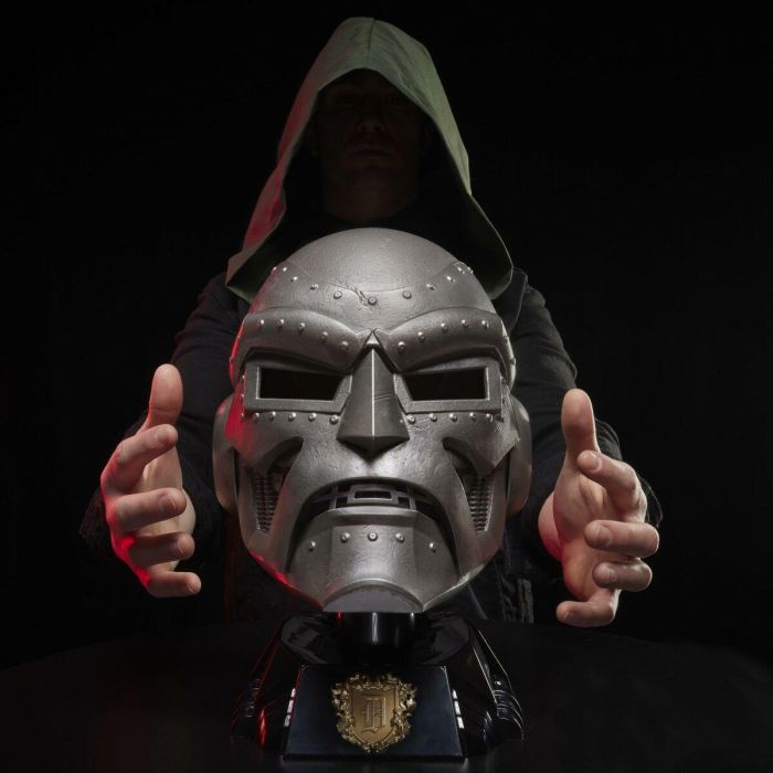 Hasbro Marvel Legends Casco Roleplay Premium Doctor Muerte | Réplica Escala 1:1 | Incluye Capucha y Base para Coleccionistas & Cosplay 9