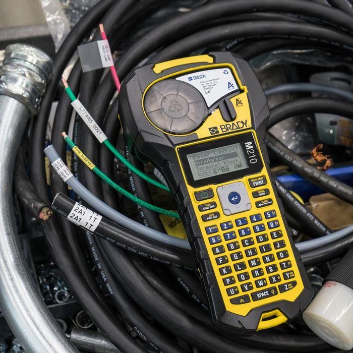Brady M210 Impresora de Etiquetas Portátil Industrial para Voz/Datos y Eléctrica, pack cartón con cartucho M21-750-499 5 Brady M210 Impresora de Etiquetas Portátil Industrial para Voz/Datos y Eléctrica, pack cartón con cartucho M21-750-499 5