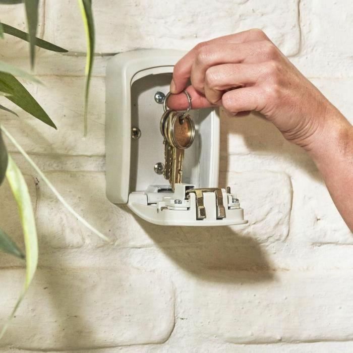 Master Lock Caja de llaves segura Tamaño M Blanca para montaje en pared, Combinación 4 dígitos, Resistente intemperie, Ideal Airbnb 1 Master Lock Caja de llaves segura Tamaño M Blanca para montaje en pared, Combinación 4 dígitos, Resistente intemperie, Ideal Airbnb 1