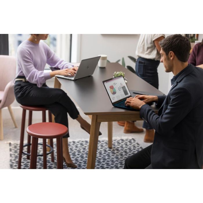 HP EliteBook Ultra G1i Notebook con Procesador Intel Core Ultra 5 228V, Pantalla OLED 2.8K 14", 32GB RAM, 512GB SSD, Windows 11 Pro