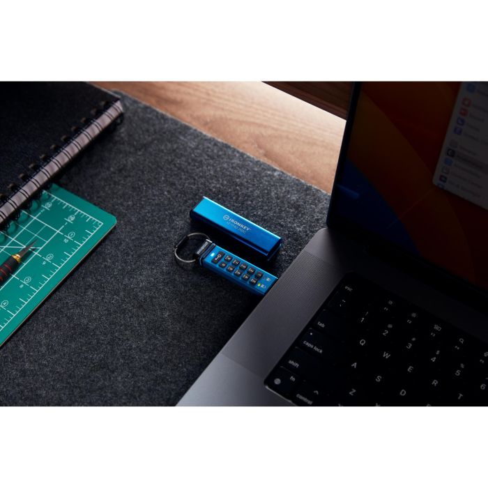 Kingston IronKey Keypad 200C - Memoria USB-C 256GB, Seguridad AES-256 con Teclado, FIPS 140-3, Resistente al Agua IP68 8