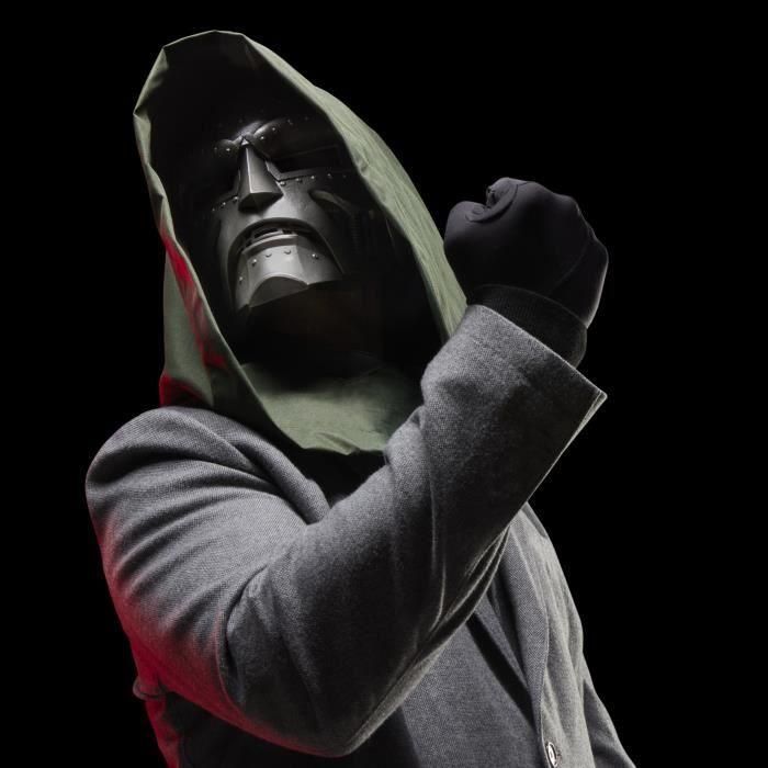 Hasbro Marvel Legends Casco Roleplay Premium Doctor Muerte | Réplica Escala 1:1 | Incluye Capucha y Base para Coleccionistas & Cosplay 5