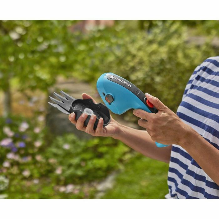 Gardena 9886-20 Kit Cisail A ClassicCut Li con Mango Telescópico, Ruedas, 3.6V/2.5 AH y Protección de Cuchillas USB-C 10