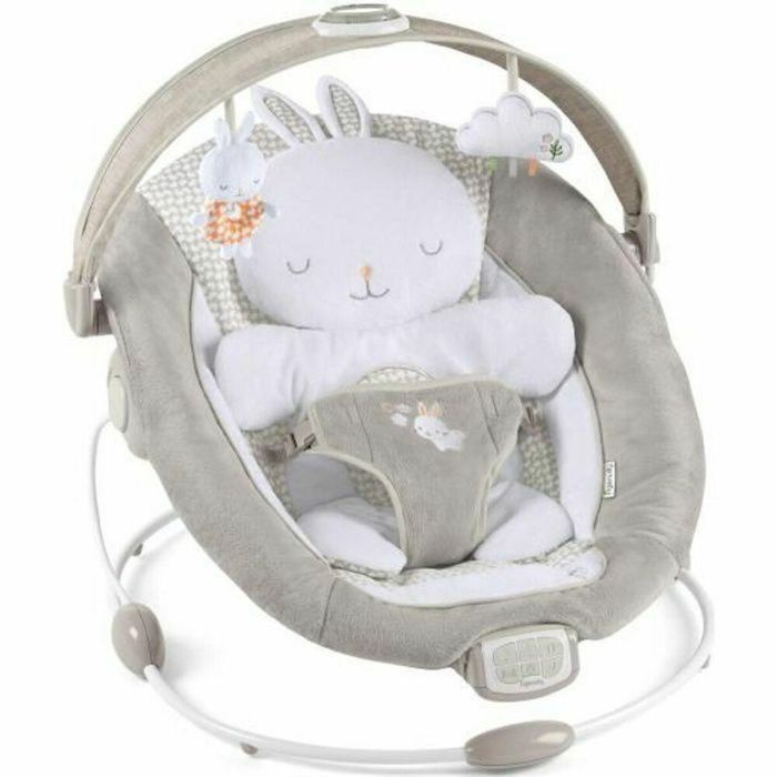 Ingenuity Tumbona para Bebé Twinkle Tails Light Up, Transat con Arco de Conejos Iluminado, Sonido, Luz y Suave Asiento Profundo de Felpa para Calmar