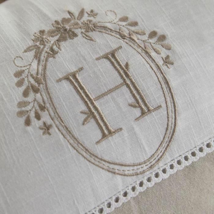 Cojín - HOY - CHARME - Estampado x Chambray x Bordado Berenice - 30 x 50 cm 4 Cojín - HOY - CHARME - Estampado x Chambray x Bordado Berenice - 30 x 50 cm 4