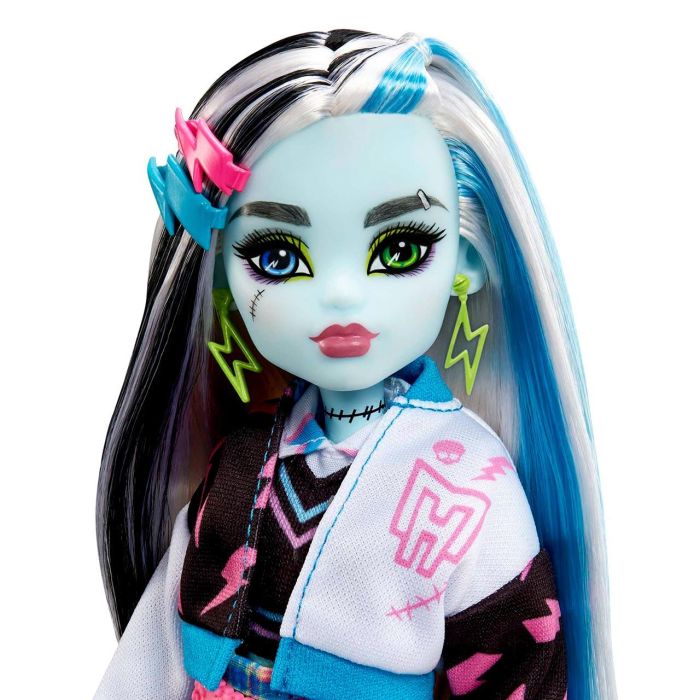 Mattel Hhk53 Muñeca Monster High Frankie Stein con Falda a Cuadros, Blusa Relámpagos, Chaleco Costuras y Mascota Watzie 2 Mattel Hhk53 Muñeca Monster High Frankie Stein con Falda a Cuadros, Blusa Relámpagos, Chaleco Costuras y Mascota Watzie 2