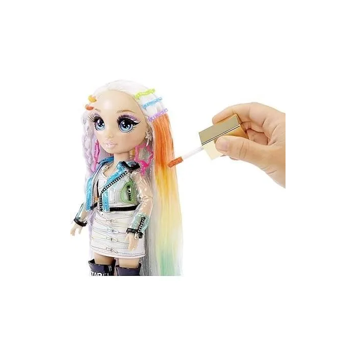 Rainbow High Estudio de Peluquería 5 en 1 Amaya Raine con Muñeco Articulado, Atuendo, Botas, Pendientes, Cremas Colorantes y Accesorios 5