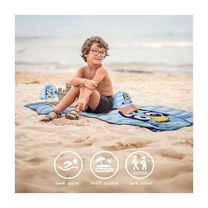 Cerdá Saquito Bluey con Toalla y Gorra Infantil Azul para Niños de 2 a 8 Años 7