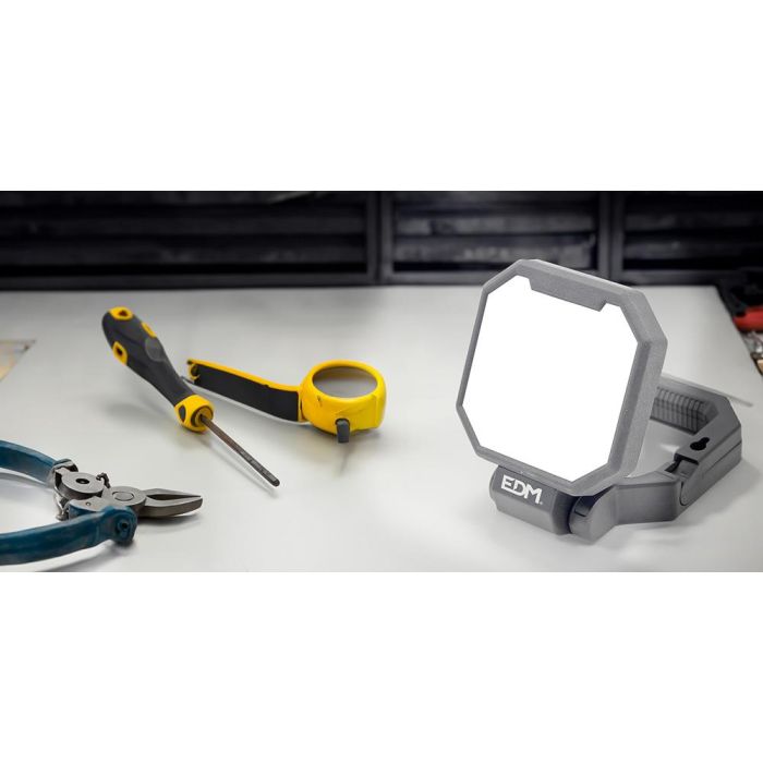 Edm Foco Led Recargable 20W 2.000lm 3 en 1 con Batería, Gancho e Imán, IP44, Power Bank, Negro 6 Edm Foco Led Recargable 20W 2.000lm 3 en 1 con Batería, Gancho e Imán, IP44, Power Bank, Negro 6