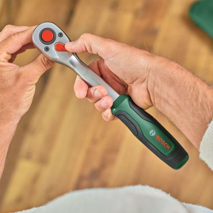 Bosch BOS4053423255140 Llave de Trinquete 1/2, Par de Torsión hasta 768 Nm, Botón de Bloqueo Intuitivo con Cuello Curvo 4