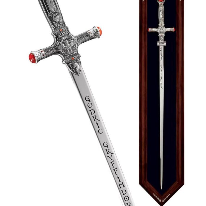 The Noble Collection Réplica Harry Potter - Espada de Godric Gryffindor con mango detallado y cabujones de cristal, 34 cm