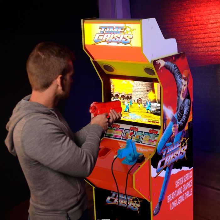 Arcade1Up Máquina Arcade Time Crisis Deluxe, 4 Juegos Clásicos (Time Crisis, Point Blank), 2 Pistolas, Pedal, WiFi, Pantalla 17" LCD 1