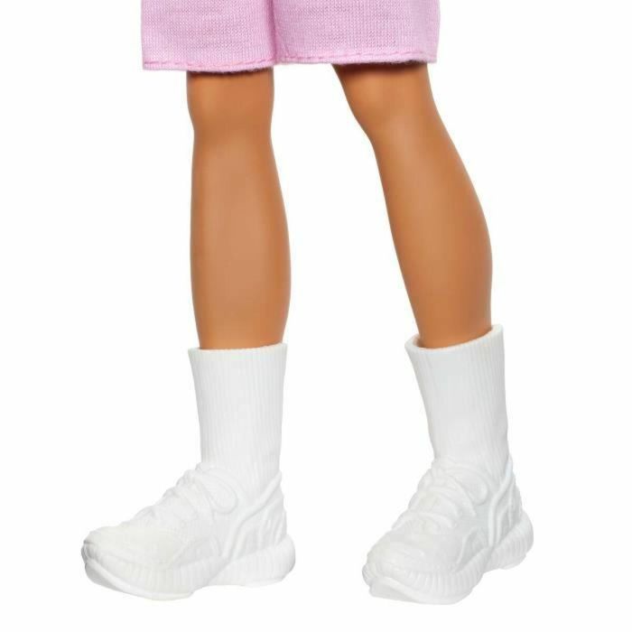 Barbie Hyv01 Muñeco Ken Fashionista con Polo Rayas, Pantalón Corto Rosa y Zapatillas Blancas 1