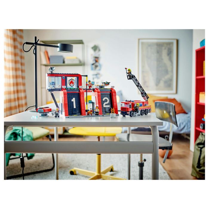 LEGO 60414 Estación de Bomberos y Camión de Bomberos, Figura de Perro de Juguete y 5 Minifiguras, Regalo Infantil