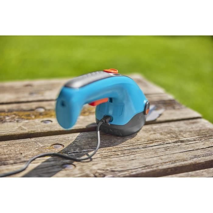 Gardena 9886-20 Kit Cisail A ClassicCut Li con Mango Telescópico, Ruedas, 3.6V/2.5Ah y Protección de Cuchillas USB-C 4 Gardena 9886-20 Kit Cisail A ClassicCut Li con Mango Telescópico, Ruedas, 3.6V/2.5Ah y Protección de Cuchillas USB-C 4