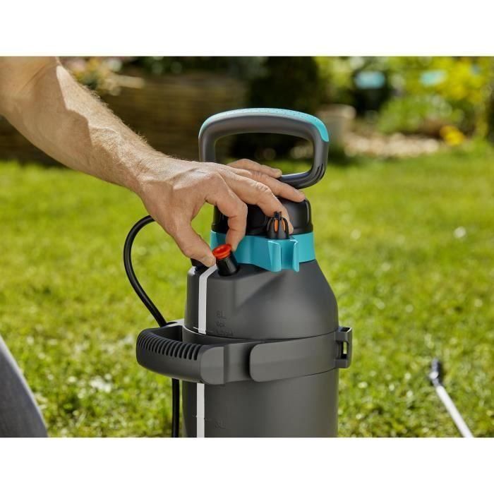 Gardena Plus 5L Pulverizador a presión con Filtro para recetas naturales, Lanza telescópica, Llenado 2ª apertura fácil y Hombreras acolchadas 1 Gardena Plus 5L Pulverizador a presión con Filtro para recetas naturales, Lanza telescópica, Llenado 2ª apertura fácil y Hombreras acolchadas 1