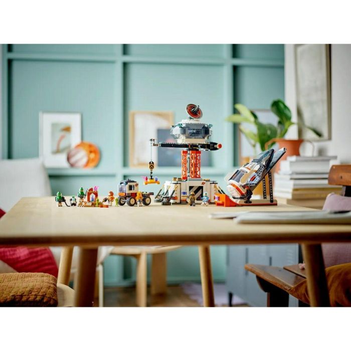 Lego 60438 Estación Espacial y Base de Lanzamiento de Cohetes, Juguete Espacial, con Robot y 6 Minifiguras 1