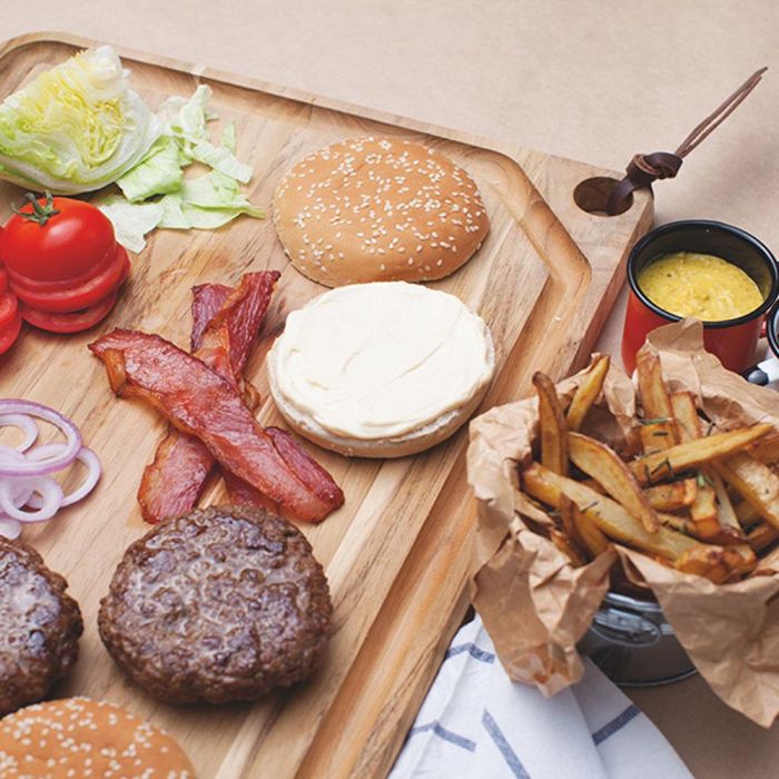 Tramontina Tabla para Asado de Madera Teca con Acabado Natural 40 x 24 x 1,8 cm para Corte de Carne 2