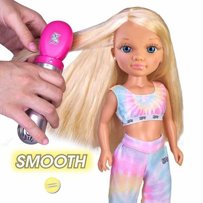 Nancy Muñeca Air Styler 42 cm - Modela su pelo de hasta cinco maneras diferentes y guarda todos los accesorios en su maletín, Edad +3 años 4 Nancy Muñeca Air Styler 42 cm - Modela su pelo de hasta cinco maneras diferentes y guarda todos los accesorios en su maletín, Edad +3 años 4