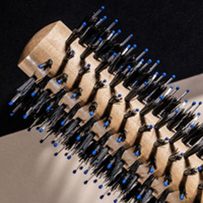 Sisley Hair La Brosse A Brushing Nº 1 | Cepillo Redondo para Dar Volumen, Brillo y Suavidad al Cabello Fino o Media Melena 6 Sisley Hair La Brosse A Brushing Nº 1 | Cepillo Redondo para Dar Volumen, Brillo y Suavidad al Cabello Fino o Media Melena 6