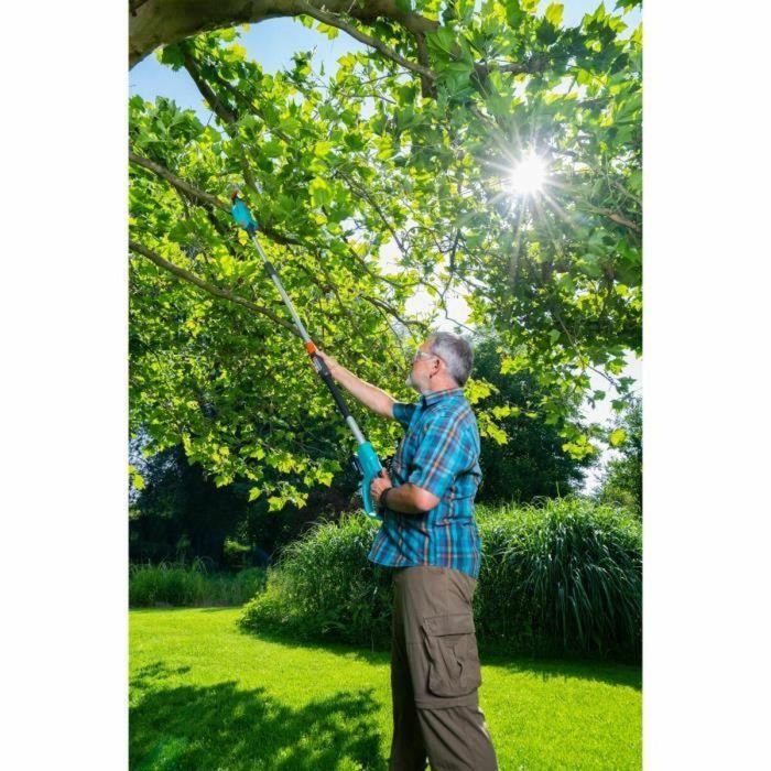 GARDENA TCS 20 / 18V P4A Podadora de Pértiga con Batería 18V 2.5Ah y Cargador, Cabezal Giratorio, Alcance 4m, Guía 20cm 1