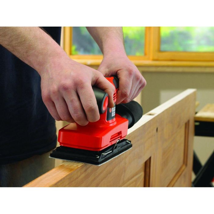 BLACK & DECKER KA320EKA Lijadora orbital 240W, Velocidad Variable 7000-15000 rpm, Órbita 2mm, Gancho y Bucle, 5 Hojas Abrasivas 1