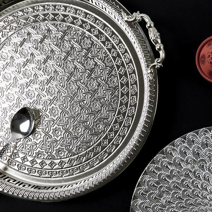 Home Deco Factory Bandeja de Metal con Asas 42 cm para Servir o Decorar - Colección Mirage 5