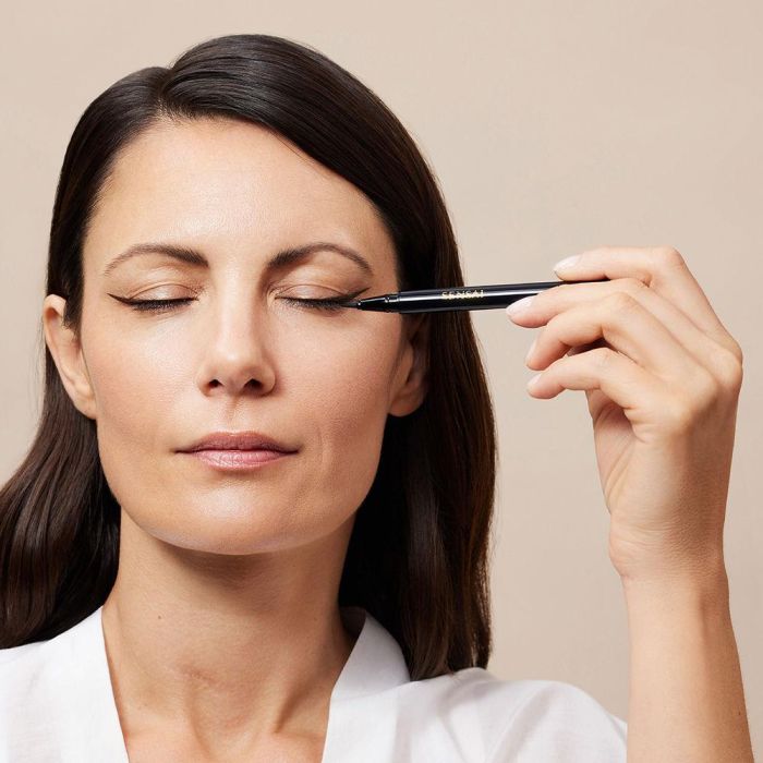 Sensai Designing Liquid Eyeliner #02-Deep Brown 0,6 ml Sensai Designing Liquid Eyeliner #02-Deep Brown 0,6 ml