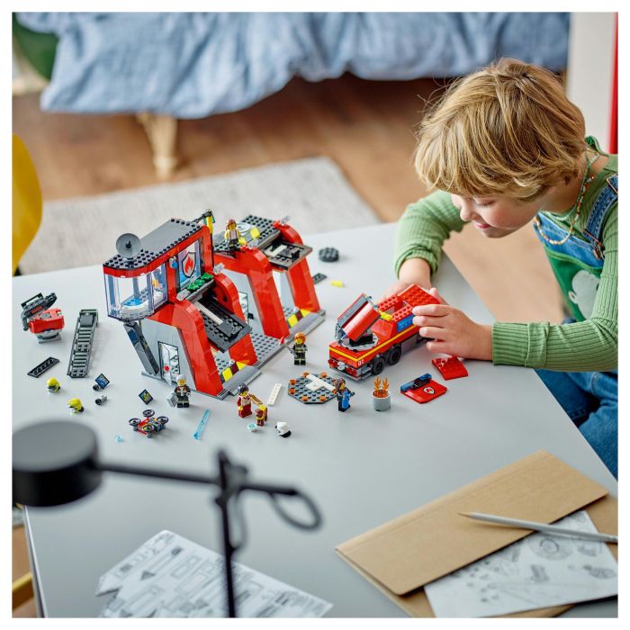 LEGO 60414 Estación de Bomberos y Camión de Bomberos, Figura de Perro de Juguete y 5 Minifiguras, Regalo Infantil