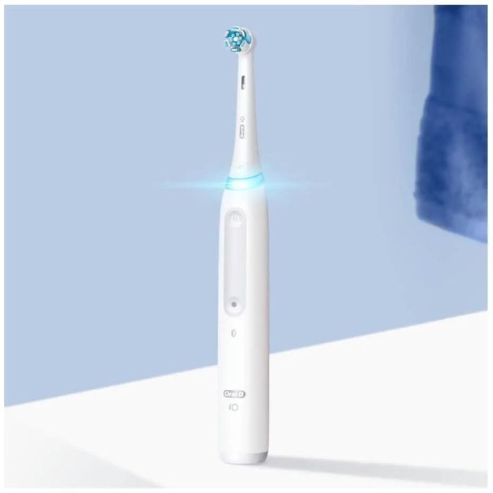 Oral-B iO Series 4 *Quite White* mit Reiseetui 1 Oral-B iO Series 4 *Quite White* mit Reiseetui 1