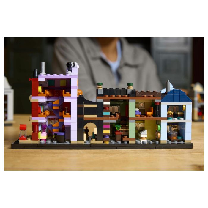 LEGO Harry Potter 76444 Tiendas Mágicas del Callejón Diagon, Juego de Construcción 2750 Piezas 13