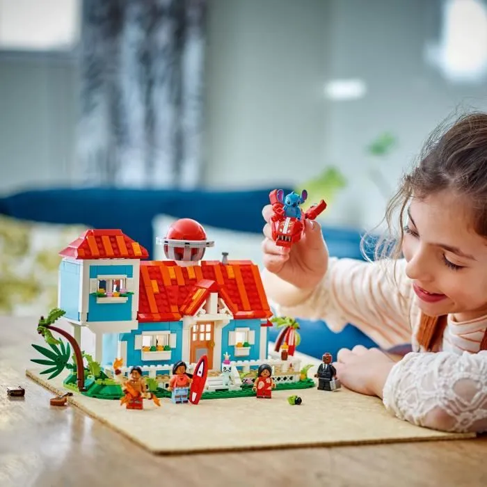 LEGO Disney 43268 Casa en la Playa de Lilo y Stitch, Juego de Construcción para Niños y Niñas a partir de 9 Años, 834 Piezas 4