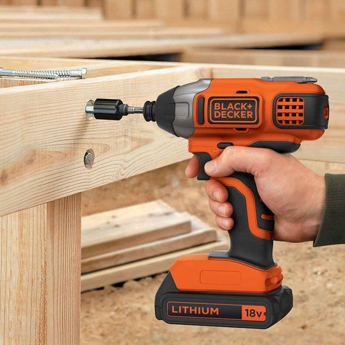 Black+Decker Kit Atornillador de Impacto 18V 1/4" Pulg 115Nm, 0-3000RPM con Batería Litio 2.0Ah, Cargador y 8 Accesorios