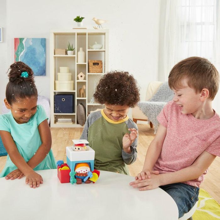Hasbro Gaming E6553 Juego Fontanero Chapucero, juego de mesa de habilidad para niños +4 años, evita que el fontanero se moje al caer sus pantalones. 2 Hasbro Gaming E6553 Juego Fontanero Chapucero, juego de mesa de habilidad para niños +4 años, evita que el fontanero se moje al caer sus pantalones. 2
