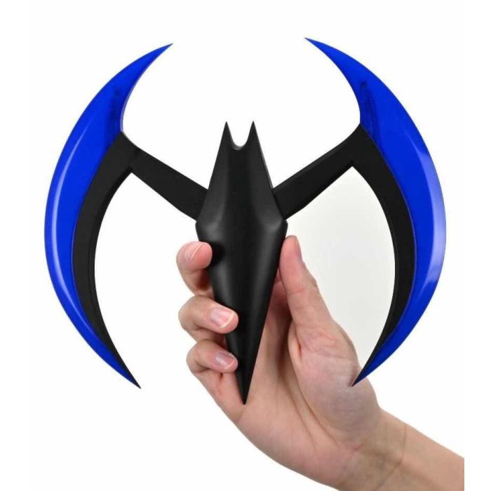 Neca Replica Batarang Batman Beyond con iluminación LED azul - 20 cm