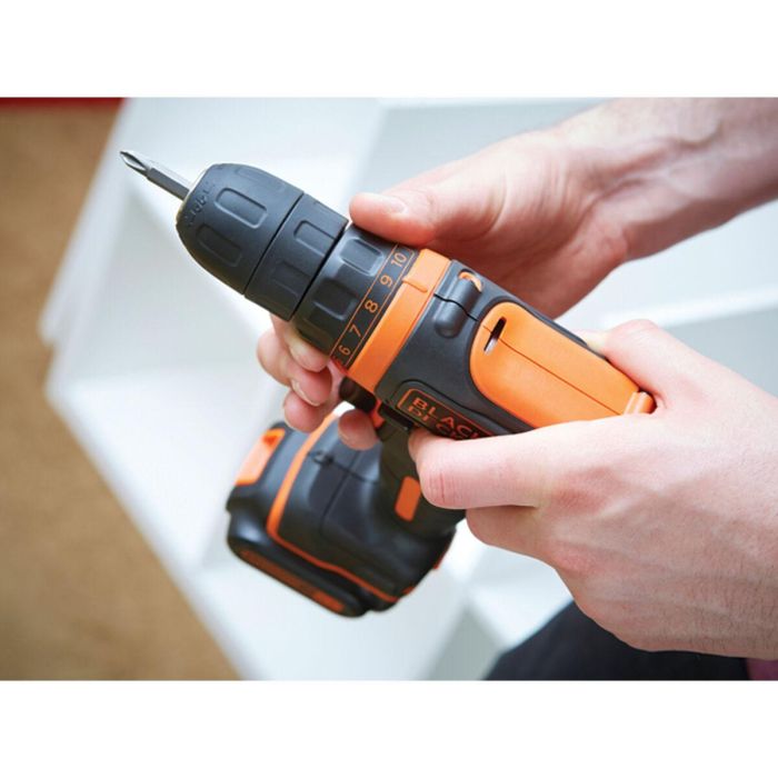 Black & Decker Destornillador Inalámbrico 10.8V, 2 Baterías Litio, Control de Torque 10 Posiciones y Caja 12 Black & Decker Destornillador Inalámbrico 10.8V, 2 Baterías Litio, Control de Torque 10 Posiciones y Caja 12